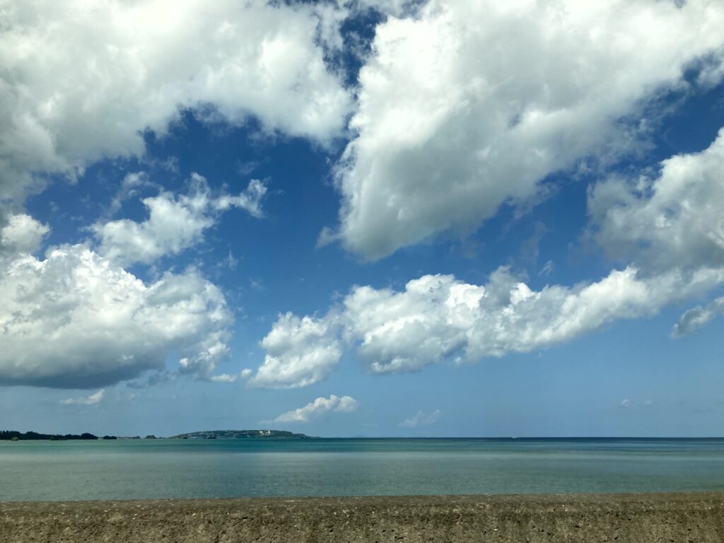 那覇からクイナの森へ向かうドライブの途中で見た海と空