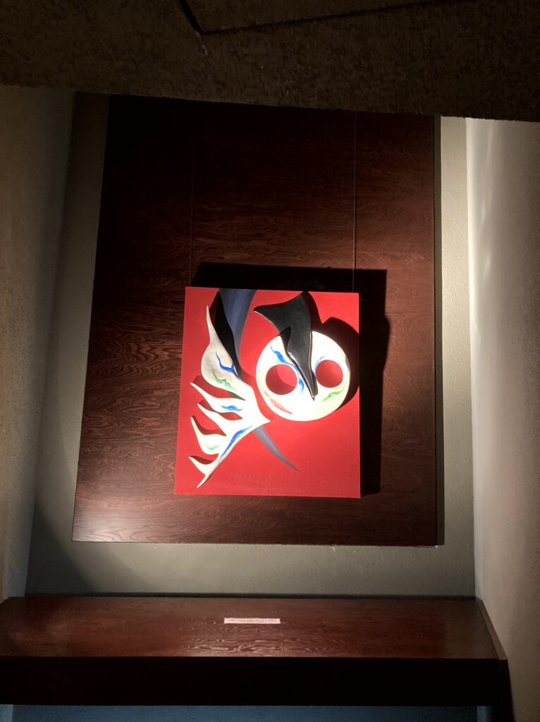 赤を背景にした絵画作品