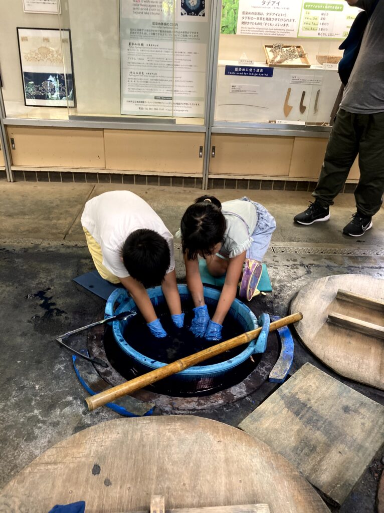 藍染めを体験する子供たち