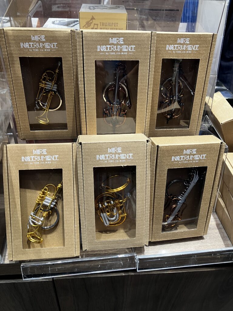 ワイヤーで作られた楽器モチーフのキーホルダー